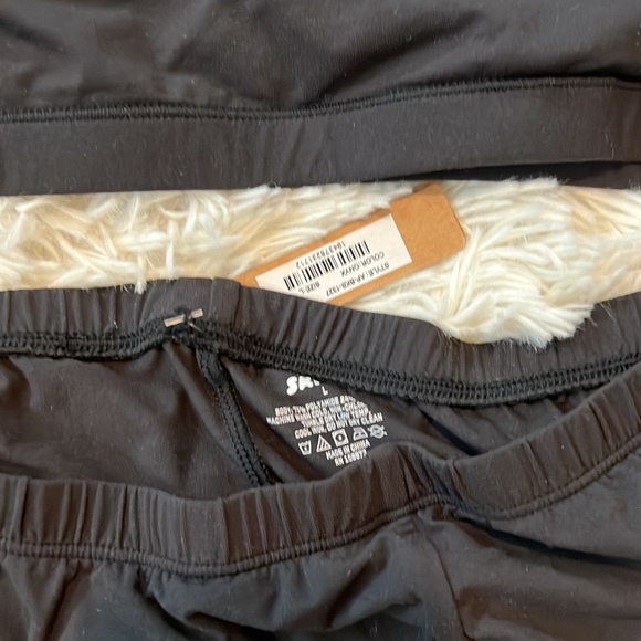 Skims scoop neck fit everybody shorts set large - Picture 3 of 5